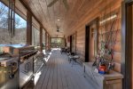 Stanley Creek Lodge: Deck Grill and Fishing Poles